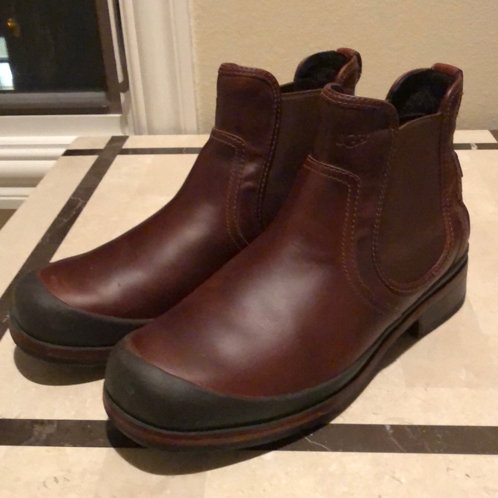 Ugg Shoes Boots Men’s like new Retail $300 10.5 sz